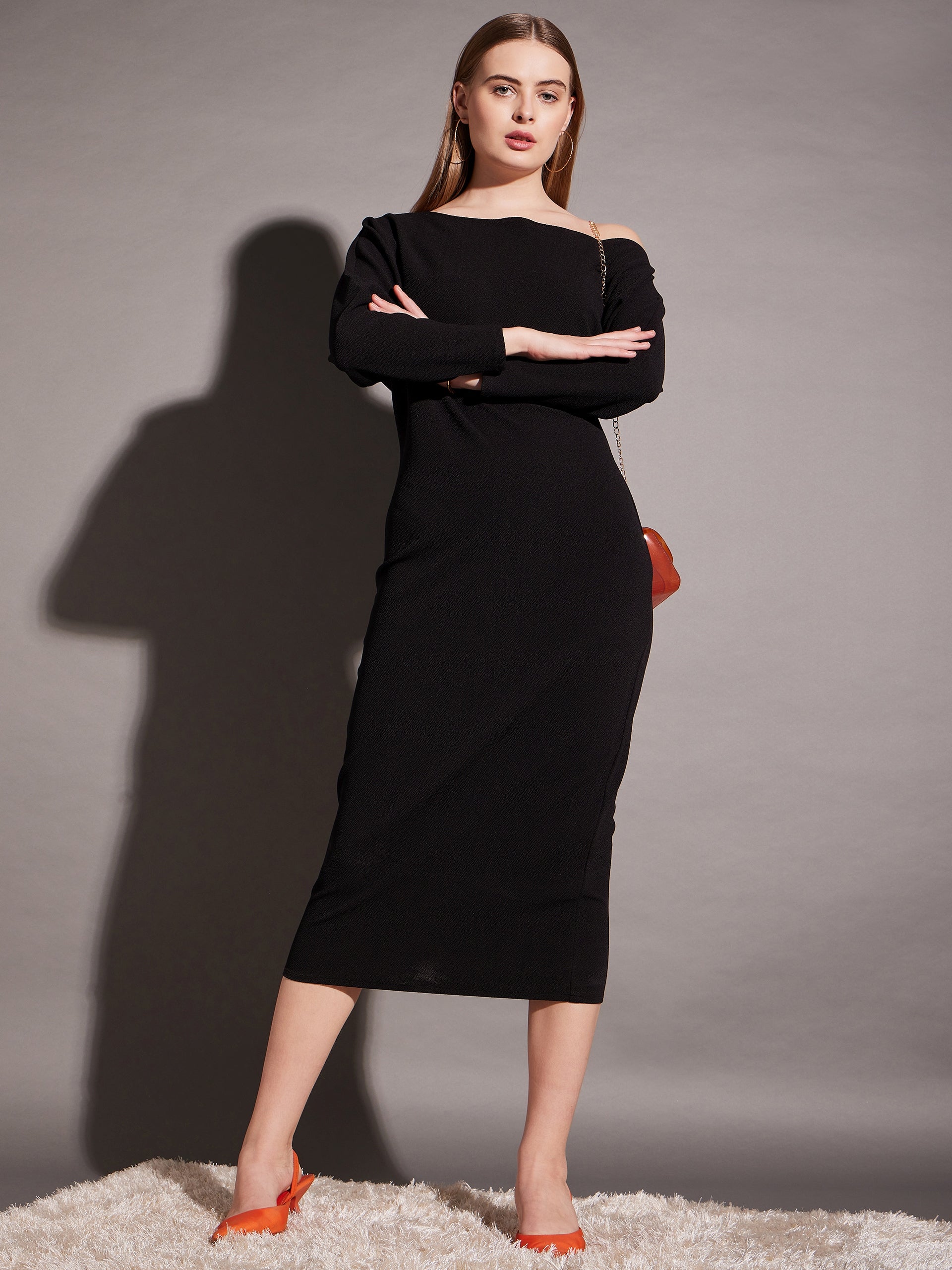 Drop shoulder fitted midi dress in Black Color